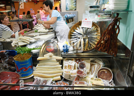 Les spécialités comme le hareng séché, 'Mojama-thon séché salé', 'Bacalao'- la morue salée séchée, 'Hueva'-re sur La Boqueria à blocage Banque D'Images