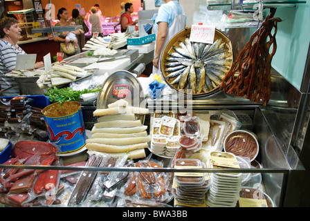 Les spécialités comme le hareng séché, 'Mojama-thon séché salé', 'Bacalao'- la morue salée séchée, 'Hueva'-re sur La Boqueria à blocage Banque D'Images