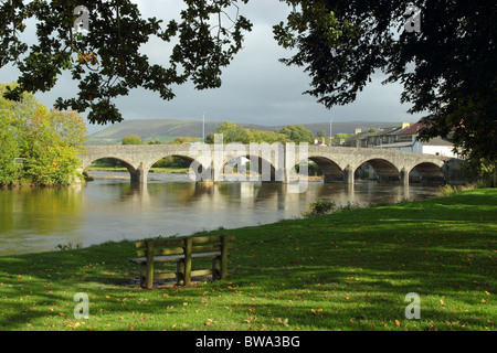 Pont sur la rivière Wye à Builth Wells, le Pays de Galles au Royaume-Uni. Banque D'Images