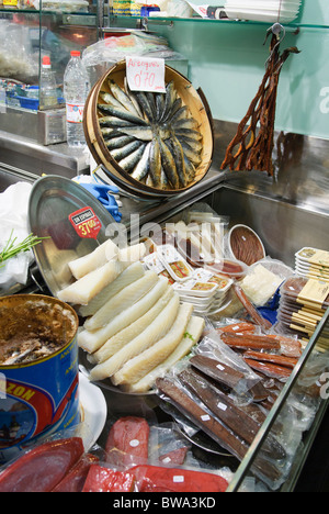 Les spécialités comme le hareng séché, 'Mojama-thon séché salé', 'Bacalao'- la morue salée séchée, 'Hueva'-re sur La Boqueria à blocage Banque D'Images