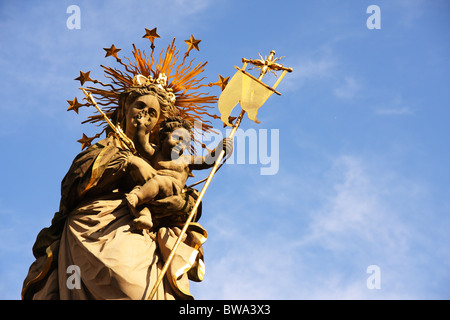 Une photo de la statue en or de la Vierge Marie à Kornmarkt à Heidelberg, défini dans un beau ciel bleu en début de soirée. Banque D'Images