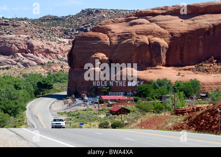 Trou dans la roche le long de l'attraction touristique la route U.S. Route 191 près de Moab, Utah, USA. Banque D'Images