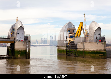 Thames Flood Barrier, Woolwich, Londres, Royaume-Uni. Canary Wharf en arrière-plan. Banque D'Images