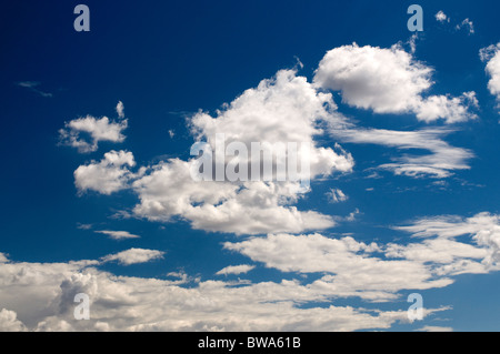 Plusieurs nuages dans le ciel bleu Nouveau Mexique Banque D'Images