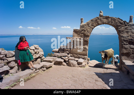 Gate sur le sentier du port, l'île de Taquile, Lac Titicaca, Puno, Pérou Banque D'Images