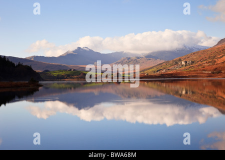 Réflexions dans Llynnau Mymbyr avec vue sur Y dans Lliwedd Snowdon Horseshoe dans le parc national de Snowdonia, Capel Curig, au nord du Pays de Galles Banque D'Images