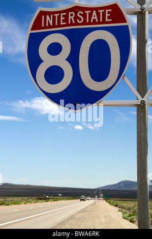 L'Interstate 80, dans le nord-est de signe de route du Nevada, USA. Banque D'Images