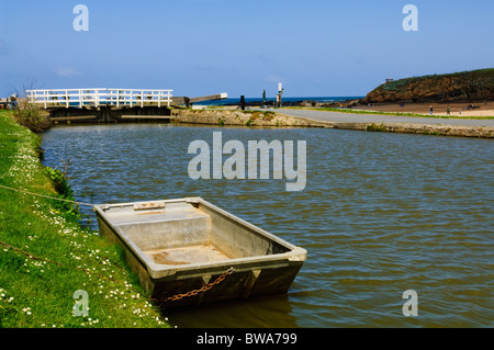 Canal de Bude et les portes d'écluse du port de Bude. Bude, Cornouailles du Nord, Angleterre. Banque D'Images