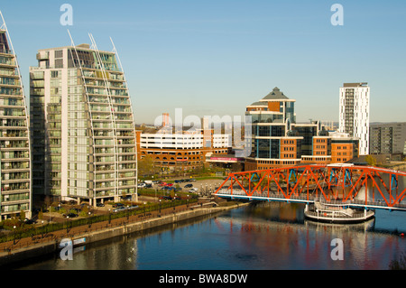 Les blocs d'appartement NV, édifice Victoria et le pont de Detroit, Huron Basin, Salford Quays, Greater Manchester, Angleterre, RU Banque D'Images