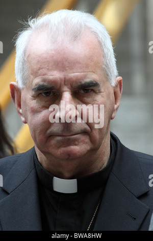 Le cardinal Keith O'Brien décrit dans le bâtiment du parlement écossais, à Holyrood Edinburgh avant de signer une pétition Banque D'Images