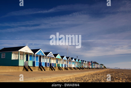 Cabines de plage de couleur vive à Southwold, Suffolk, UK Banque D'Images