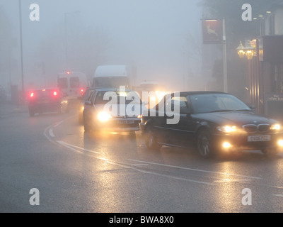 London fog sombre nuit jour brumeux des lumières de rue Banque D'Images