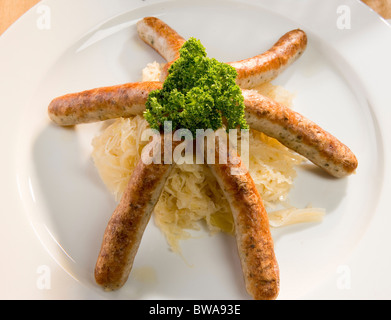 Rostbratwurst Nürnberger avec la choucroute Banque D'Images