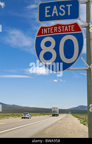 L'Interstate 80, dans le nord-est de signe de route du Nevada, USA. Banque D'Images