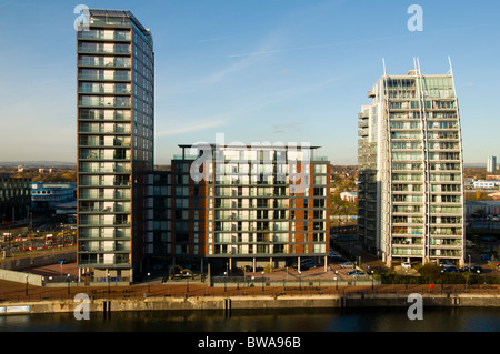 Les Lofts de la ville et l'un des blocs d'appartements Bâtiments NV, bassin du Huron, Salford Quays, Greater Manchester, Angleterre, RU Banque D'Images