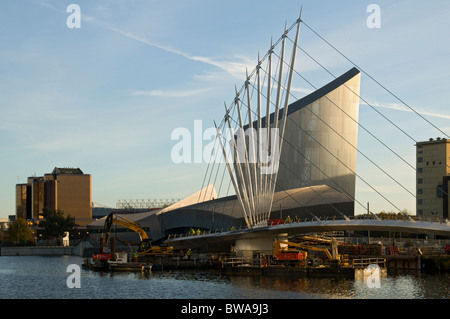 Le bâtiment Quay West, le musée Imperial War Museum North et la passerelle à bascule du complexe MediaCityUK, Salford Quays, Manchester, Royaume-Uni Banque D'Images