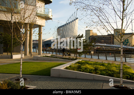 Imperial War Museum North et la nouvelle passerelle de la complexe MediaCityUK, Salford Quays, Manchester, UK Banque D'Images