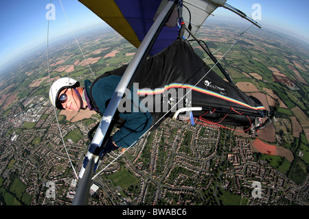 L'homme sur powered planeur au-dessus dans le Worcestershire Malvern Royaume-uni Banque D'Images