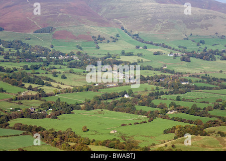 Une vue de près du village de Edale Edale ci-dessous Kinder Scout de les pentes de Mam Tor le parc national de Peak District Derbyshire, Angleterre Banque D'Images