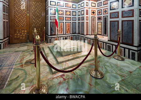 Tombe de Mohammad Reza Shah Pahlavi, le Shah d'Iran, dans la mosquée de Rifa'i, Le Caire, Egypte Banque D'Images