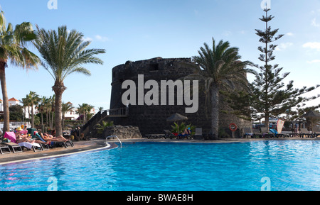 Fuerteventura - Caleta de Fuste, El Castillo. La piscine publique et le parc autour de l'ancienne tour du château. Banque D'Images