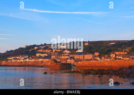 Lever de Soleil à Port Mousehole, Cornwall, Angleterre, prise à 5 h sur une journée du mois d'août. Banque D'Images