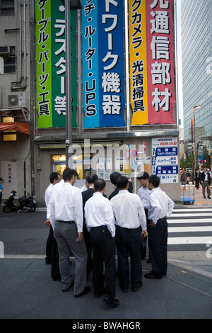 Groupe d'homme dans l'échelle salariale, Shinbashi Tokyo, Japon Banque D'Images