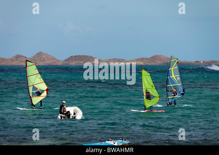 Fuerteventura, Îles Canaries - Corralejo, planche à voile ou voile école sur la plage de Waikiki, Ventura beach. Banque D'Images