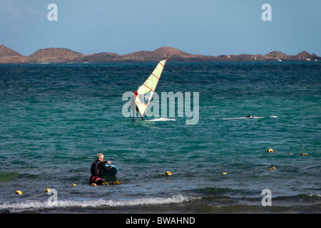 Fuerteventura, Îles Canaries - Corralejo, planche à voile ou voile école sur la plage de Waikiki, Ventura beach. Banque D'Images