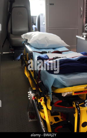 L'intérieur d'une ambulance avec un lit bébé pour les passagers et les patients EMS Banque D'Images