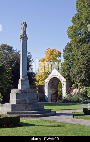 Monument commémoratif de guerre dans le jardin commémoratif de la Cathédrale de Canterbury. Banque D'Images