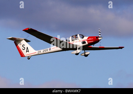 Grob G-109B vigilants T1 exploité par la RAF Les Cadets de l'escalade après son décollage de RAF Benson Banque D'Images