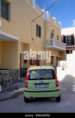 Location de voiture Fiat Panda garé dans une rue résidentielle d'Ermoupolis, sur l'île de Syros Cyclades grecques. Banque D'Images