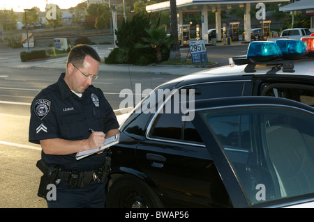 Un pilote est délivré un billet à Lemon Grove, CA. Banque D'Images