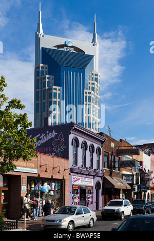 Broadway avec le bâtiment derrière AT&T, le District, Nashville, Tennessee, USA Banque D'Images