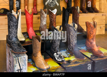 Bottes de cow-boy dans la vitrine d'un magasin d'amorçage sur Broadway, le District, Nashville, Tennessee, USA Banque D'Images