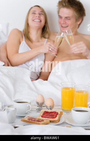 Hôtel de luxe - petit déjeuner miel couple dans le même lit blanc Banque D'Images