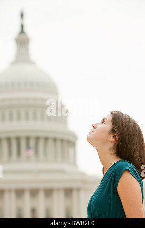 Girl par united states Capitol building Banque D'Images