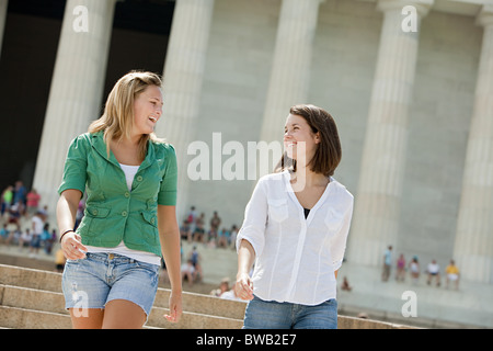 Deux jeunes filles au Lincoln Memorial Banque D'Images