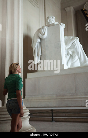 Girl looking at Lincoln Memorial Banque D'Images