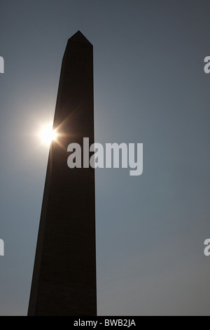 La lumière du soleil et le monument de Washington, Washington DC, USA Banque D'Images