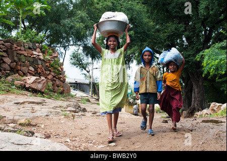 Les enfants indiens qui lave à la rivière dans un village de l'Inde rurale. L'Andhra Pradesh, Inde Banque D'Images