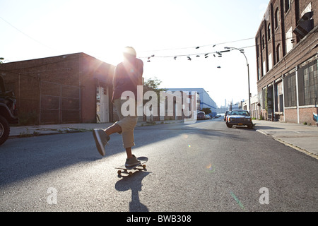 On urban street skateur en plein soleil Banque D'Images