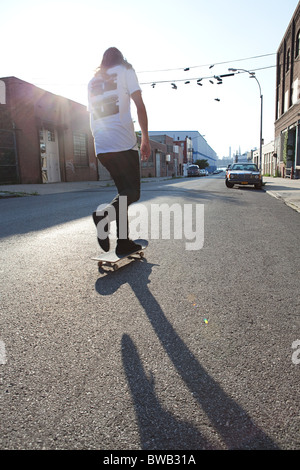 On urban street skateur en plein soleil Banque D'Images