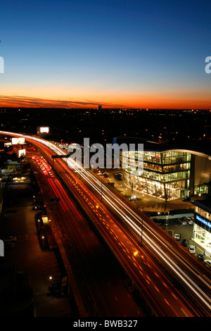 Voir l'ouest le long de la section surélevée de l'autoroute M4 à Brentford, London, UK Banque D'Images