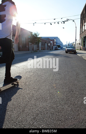 On urban street skateur en plein soleil Banque D'Images