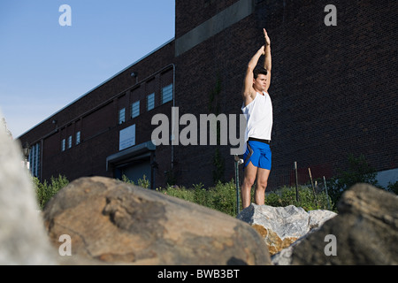 Homme runner stretching Banque D'Images