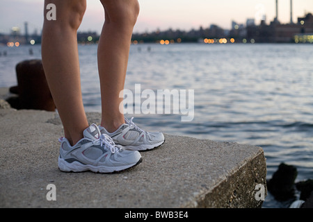 Les jambes et les chaussures de runner par river Banque D'Images