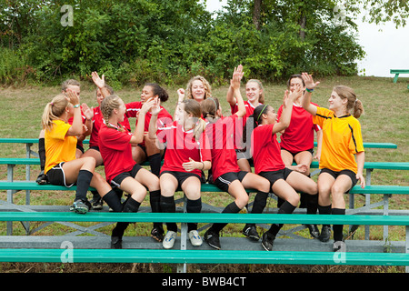 L'équipe de soccer féminin high fiving Banque D'Images