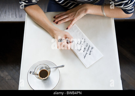 Note sur l'écriture femme nappes Banque D'Images